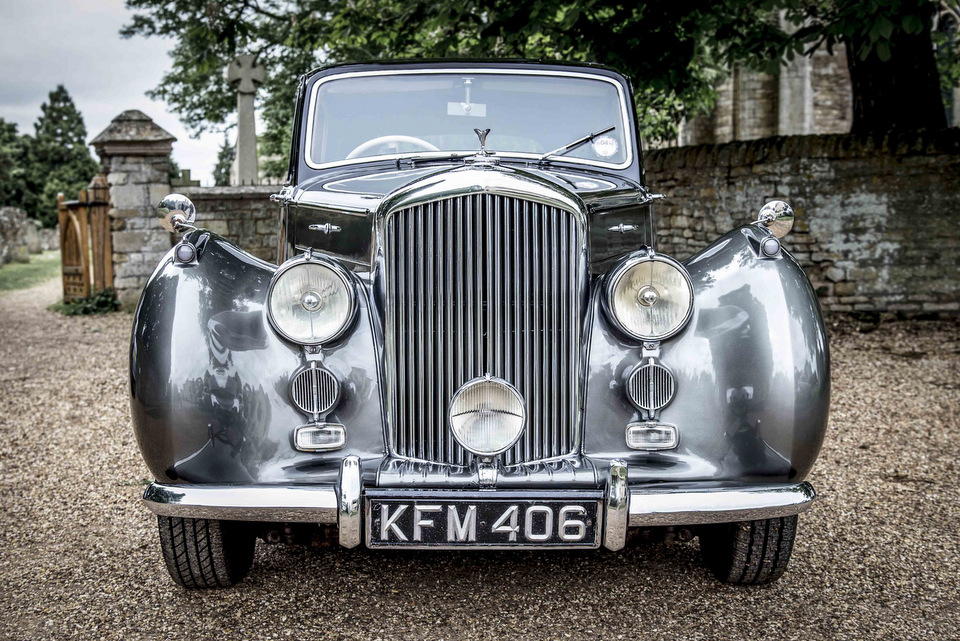 Bentley Mark VI front profile in black and Tudor grey